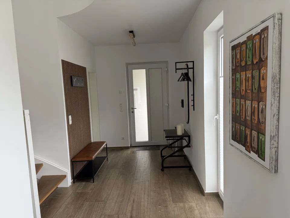 Flur mit Sitzbank, Garderobe und Treppe
