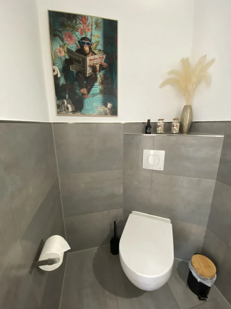 Gäste-WC mit grauen Fliesen