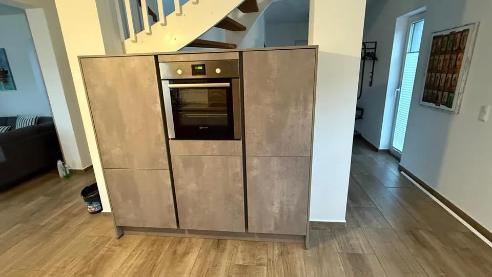 Küchenblock mit Backofen unter der Treppe